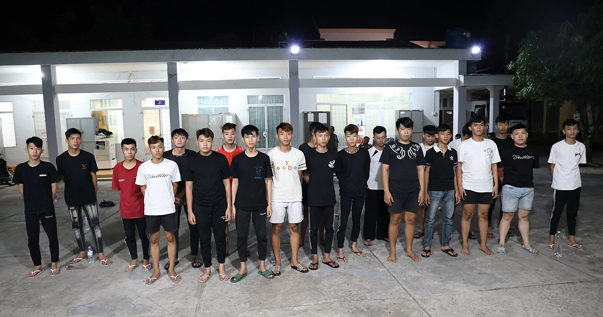 Hàng chục thanh thiếu niên hỗn chiến bằng dao, bom xăng lúc rạng sáng