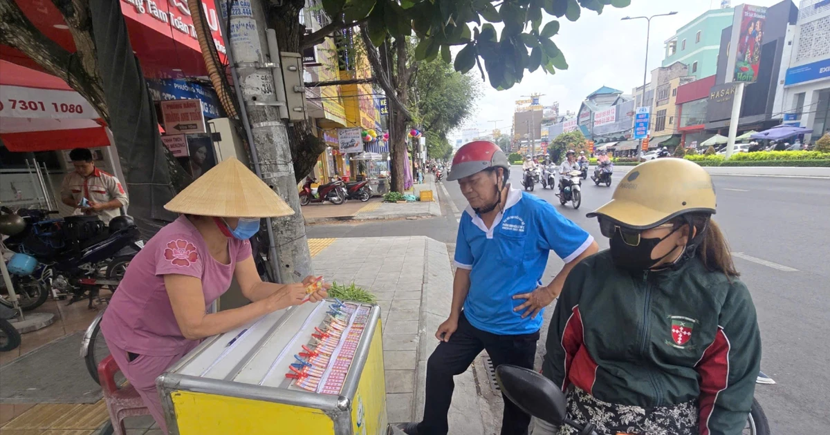 Tấp nập mua xổ số, cá lóc nướng chốt đơn qua livestream ngày Vía Thần tài