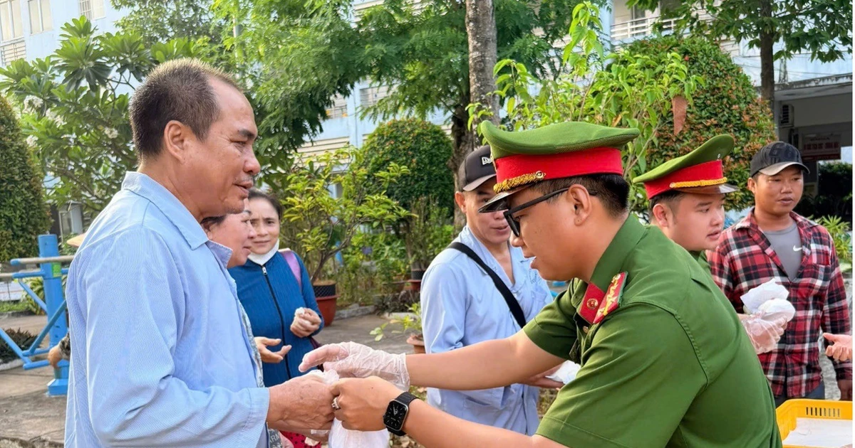 Tuổi trẻ Công an An Giang trao hàng trăm suất ăn nghĩa tình