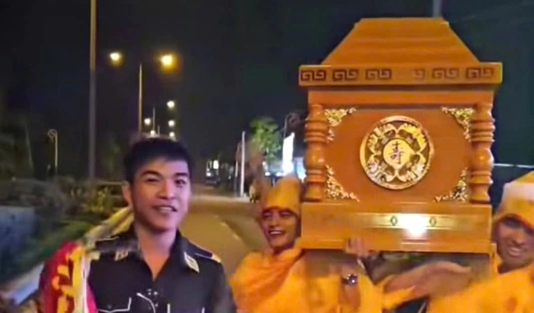 Bắt tạm giam 7 bị can vụ khiêng quan tài nhảy múa trên phố mừng sinh nhật