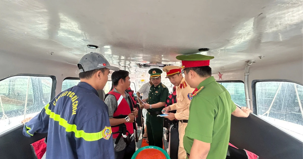 Công an kiểm tra các tàu du lịch ở Phú Quốc