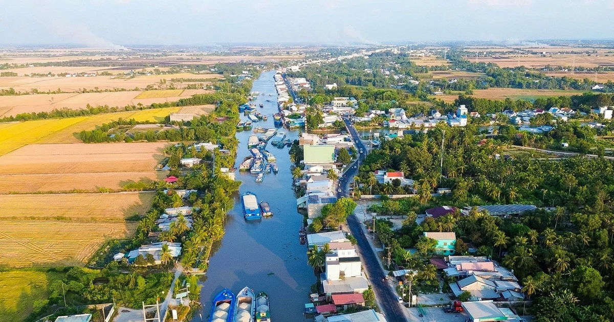 Nước xuống thấp, nhiều sà lan trăm tấn ở miền Tây mắc cạn
