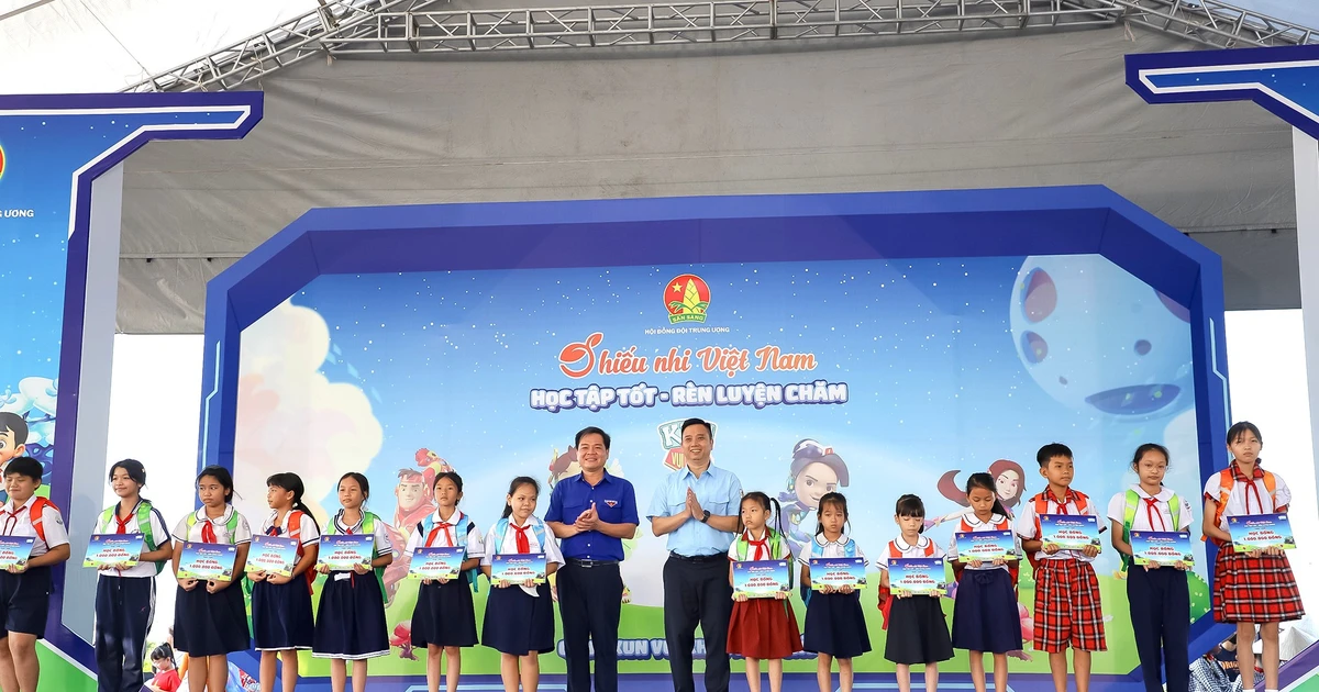 Hội đồng Đội Trung ương trao học bổng tại Ngày hội thiếu nhi Việt Nam