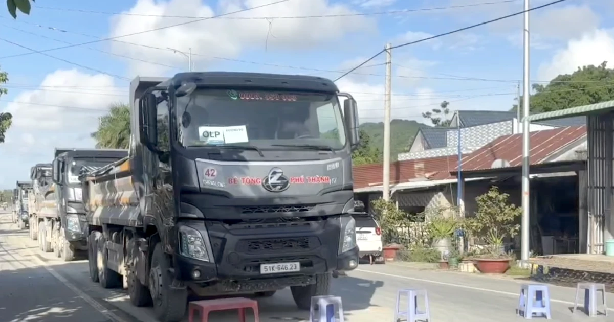Người dân chặn đường phản đối xe chở đá gây ô nhiễm