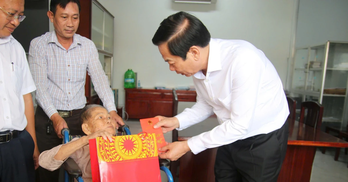 Bộ trưởng Bộ Nội vụ thăm, tặng quà tết tại An Giang