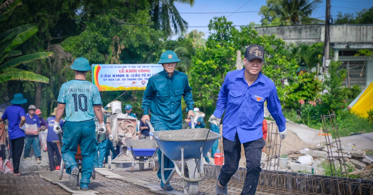 Thanh niên tình nguyện cùng bộ đội xây cầu cho người dân