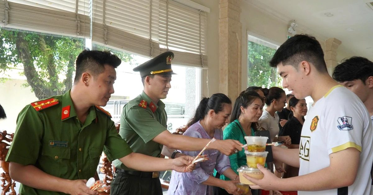 Thức từ tinh mơ nấu cơm tiếp sức học trò vượt biển đi thi