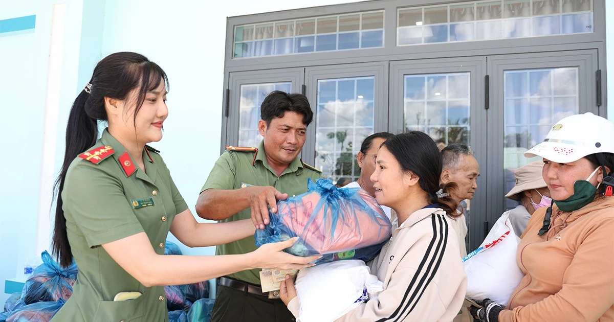 Công an An Giang trao 200 phần quà cho người dân có hoàn cảnh khó khăn