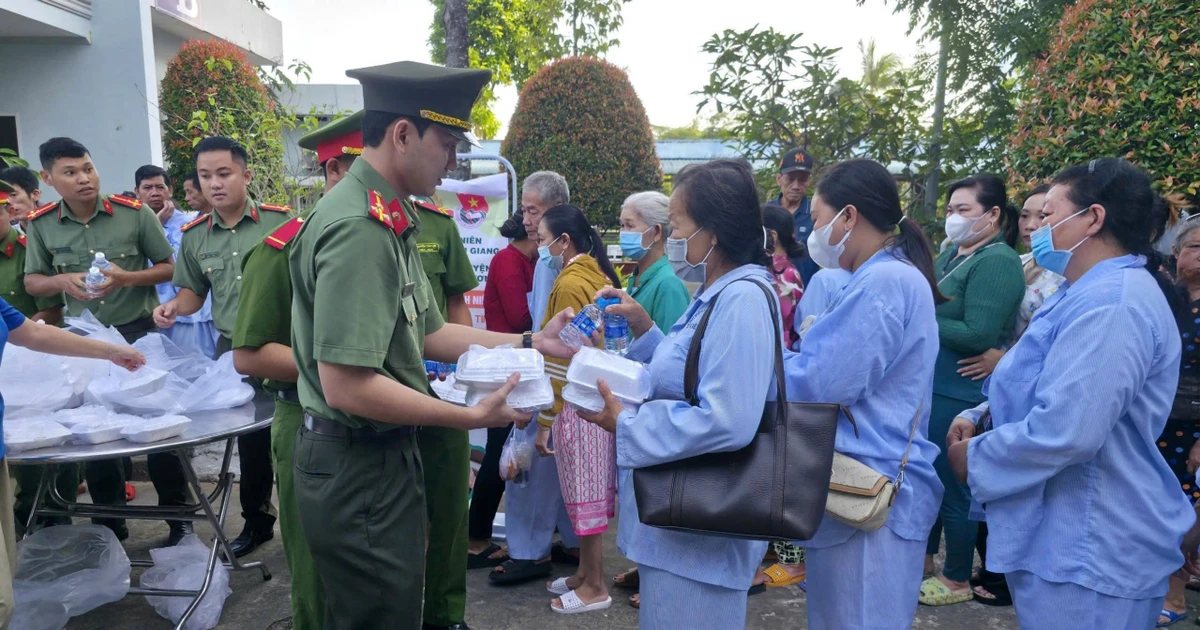 Tuổi trẻ Công an An Giang trao 600 suất ăn miễn phí cho bệnh nhân nghèo