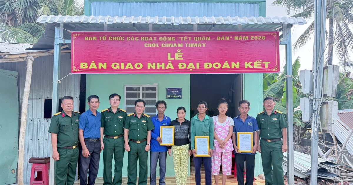 Tặng 3 căn nhà cho hộ đồng bào Khmer nghèo dịp 'Tết Quân - Dân'