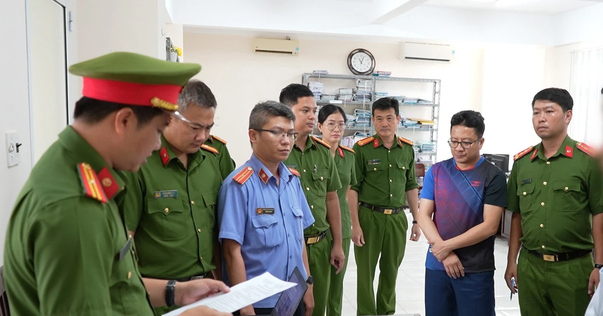 Thuế ở Cần Thơ đình chỉ công tác cán bộ bị bắt quả tang nhận 100 triệu đồng của doanh nghiệp