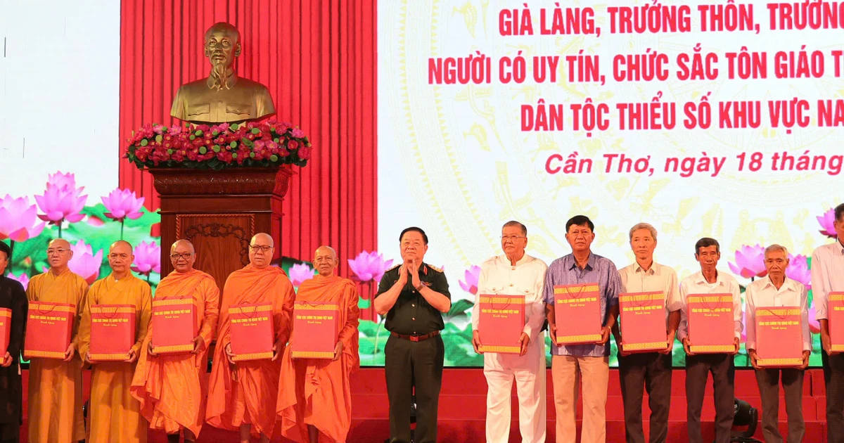 Đại tướng Nguyễn Trọng Nghĩa gặp gỡ 100 người có uy tín, chức sắc tôn giáo tiêu biểu khu vực Nam Bộ