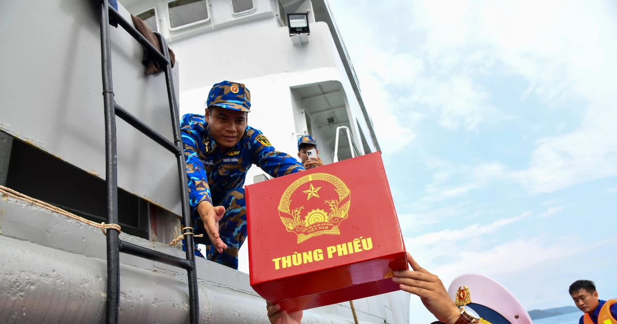 Cử tri Lữ đoàn 127 Vùng 5 Hải quân bầu cử sớm