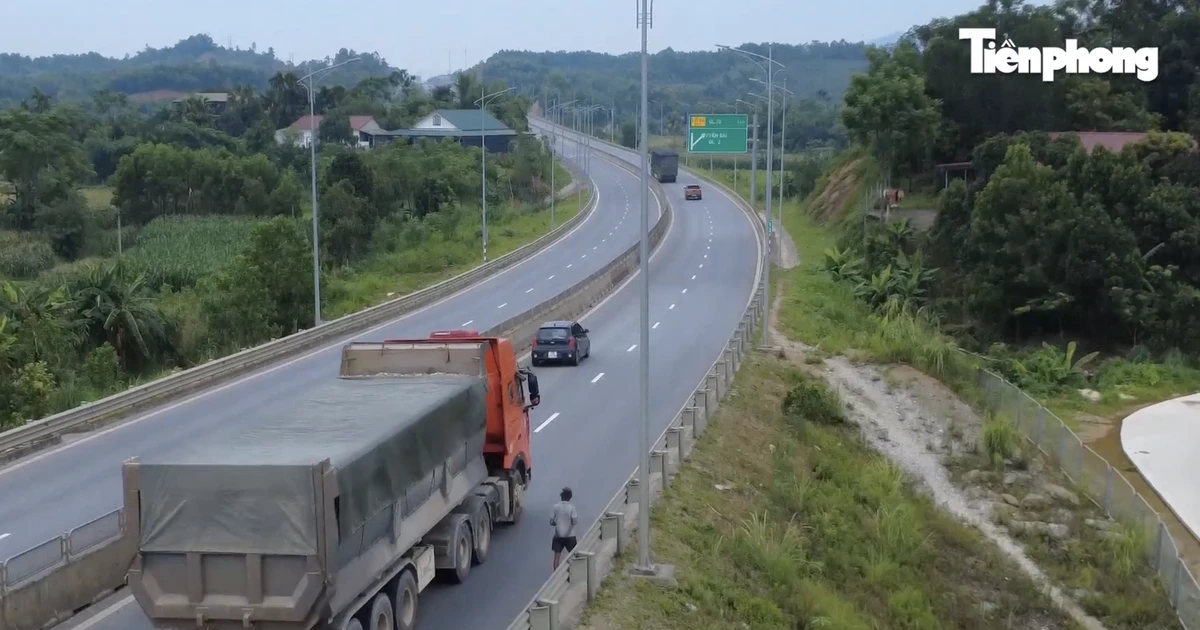 Thót tim cảnh người đàn ông thường xuyên đi bộ trên cao tốc, xe chạy tốc độ cao phải né
