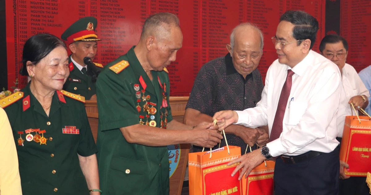 Chủ tịch Quốc hội thăm, tặng quà gia đình chính sách ở An Giang