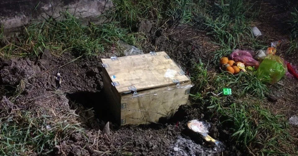 Phát hiện thi thể bé sơ sinh trong thùng gỗ cạnh khu mộ