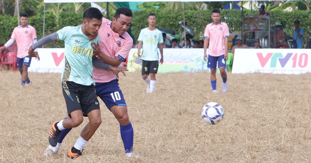 Hơn 800 nông dân Khmer xỏ giày tranh tài đá bóng trên ruộng