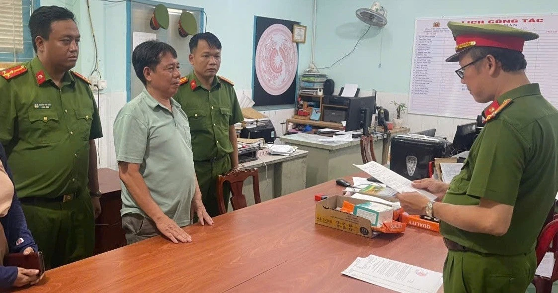 Được trả công 140 triệu đồng để chuyển lậu trai tai tượng, vảy tê tê từ nước ngoài vào Việt Nam