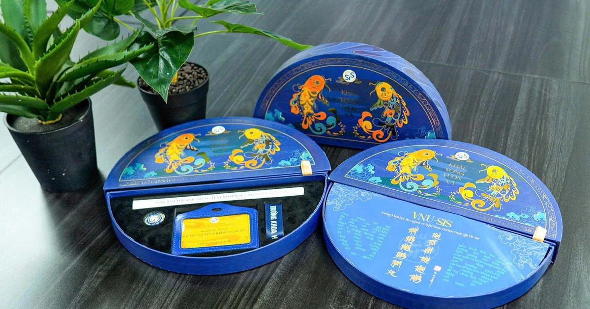 Giấy báo trúng tuyển được lấy cảm hứng từ hộp bánh Trung thu của Trường Khoa học Liên ngành và Nghệ thuật, ĐHQG Hà Nội