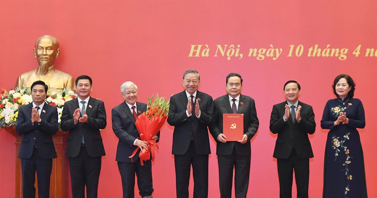 Tổng Bí thư, Chủ tịch nước Tô Lâm trao quyết định của Bộ Chính trị về công tác cán bộ
