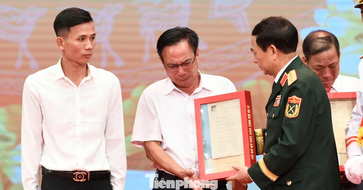 Thân nhân liệt sĩ nghẹn ngào nhận lại kỷ vật thiêng liêng