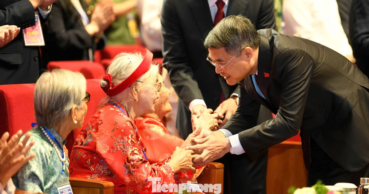Máu đào và sự hy sinh của các anh hùng liệt sĩ đã tô thắm màu cờ Tổ quốc