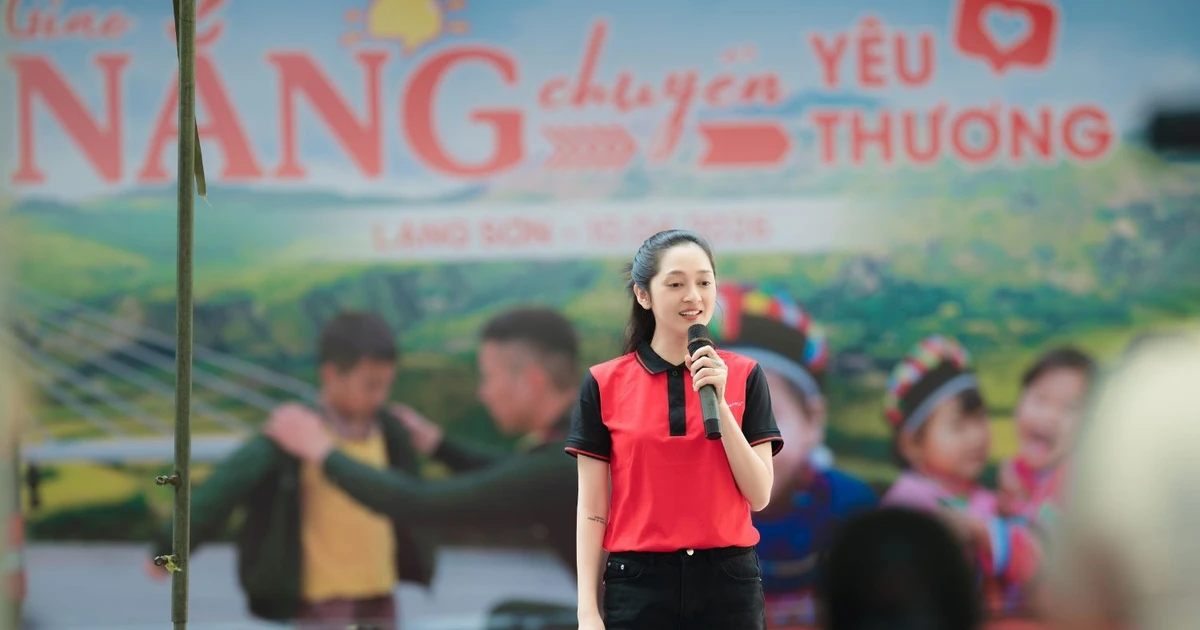 Bảo Anh "gieo yêu thương" đến mầm non vùng biên giới, hòa giọng hát cùng học sinh