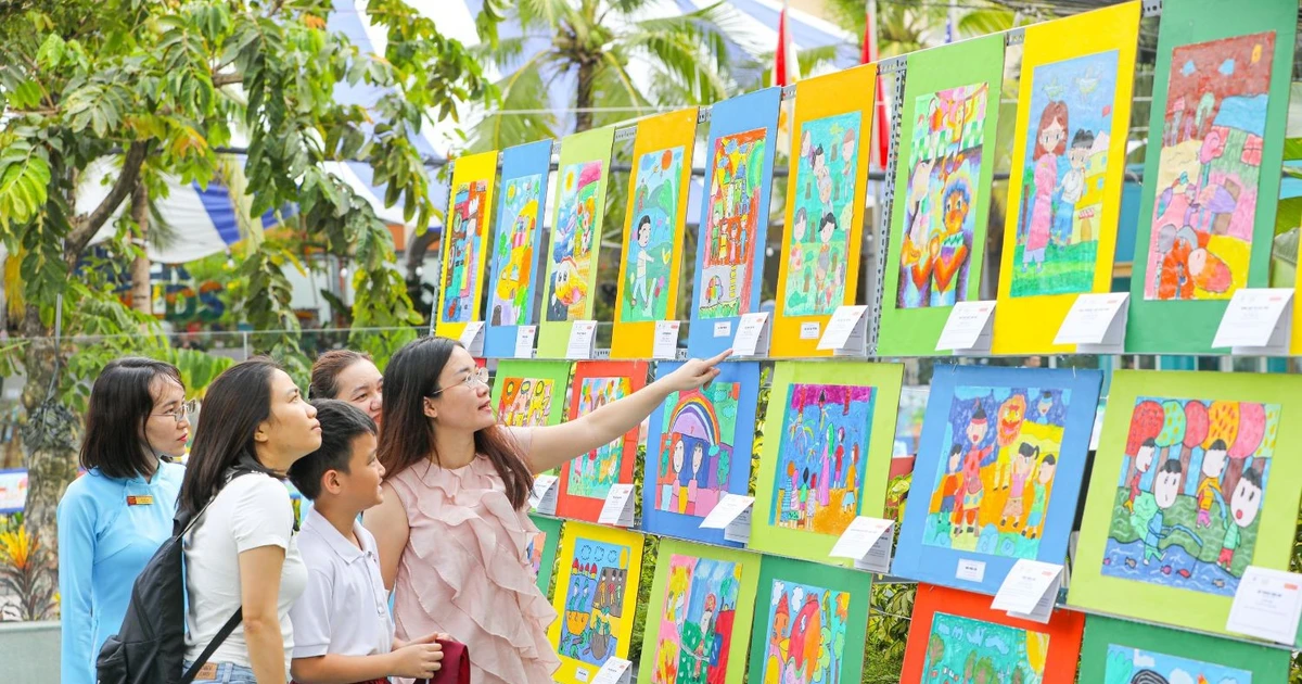 "Bước vào hai thế giới": Triển lãm tranh của teen khiến người xem thấy chính mình