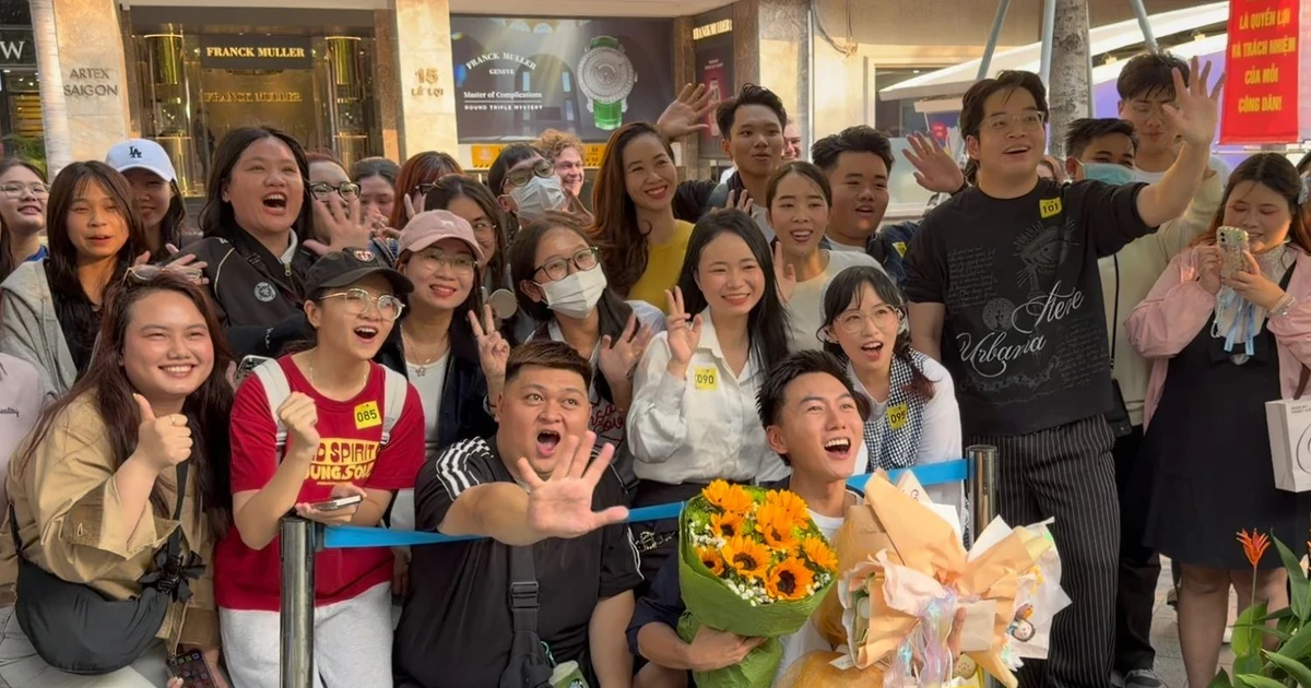 Khoai Lang Thang mở "podcast chữa lành" giữa Phố đi bộ Nguyễn Huệ