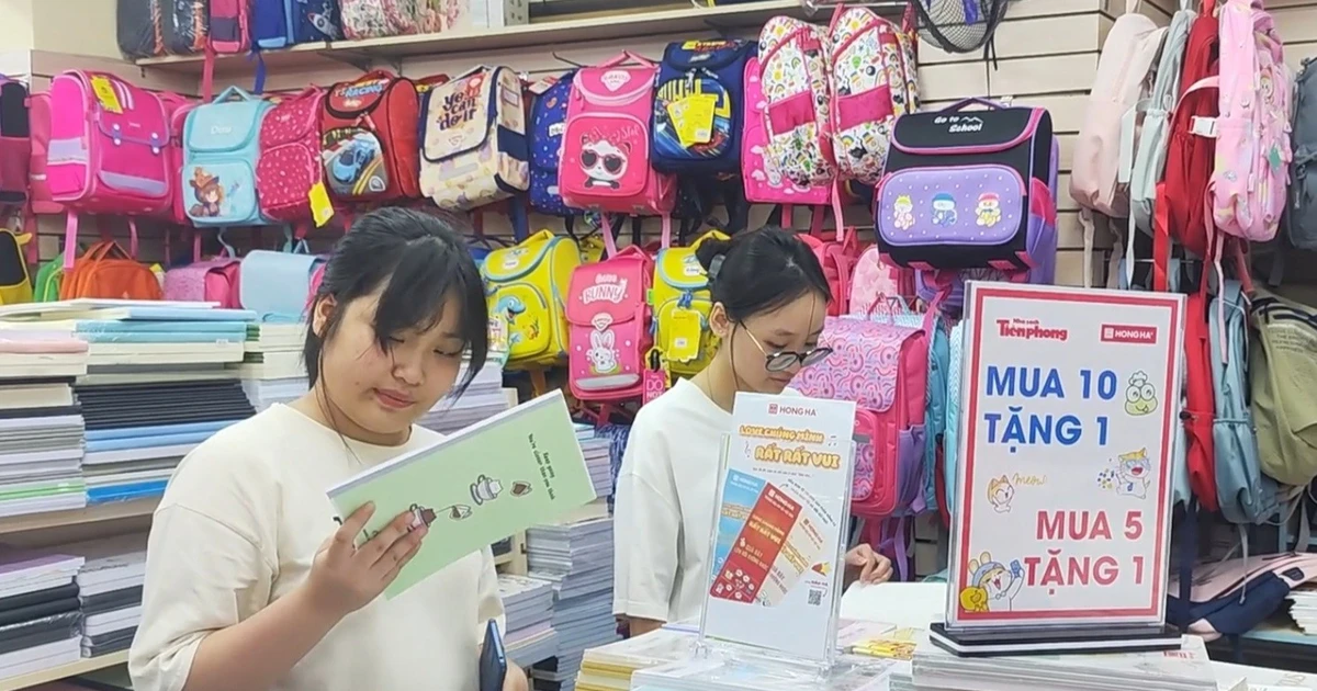 Phụ huynh, học sinh tất bật mua sách vở, đồ dùng học tập trước thềm năm học mới
