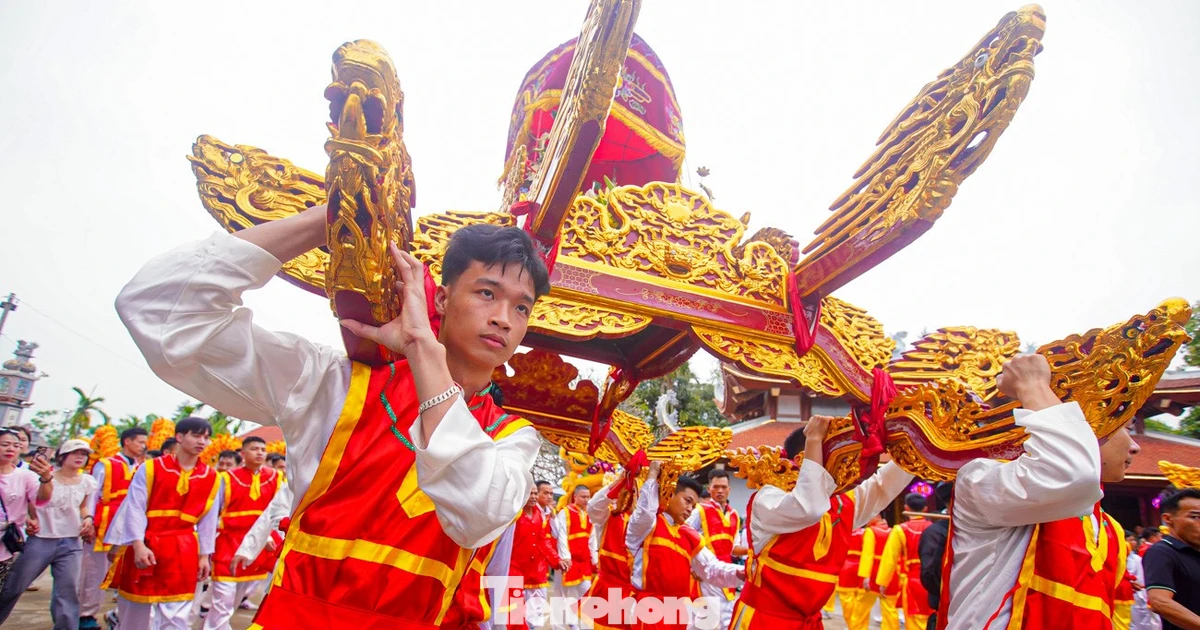 Gần 100 trai tráng khốn khổ thực hiện nghi thức rước 'kiệu bay'