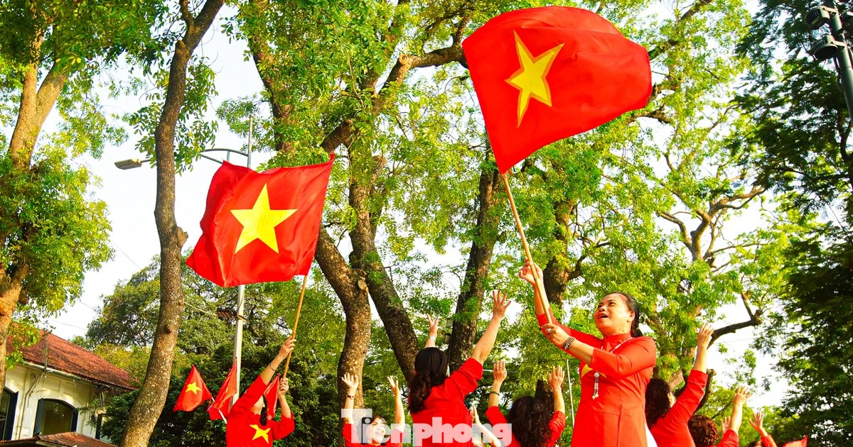 Hà Nội ngày 30/4 qua những khung hình cảm xúc