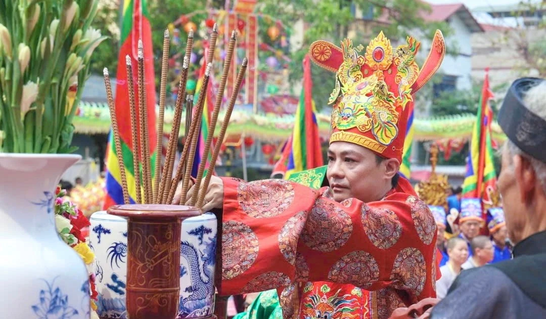 Hàng nghìn người đổ về dâng hương Đức Quốc Tổ