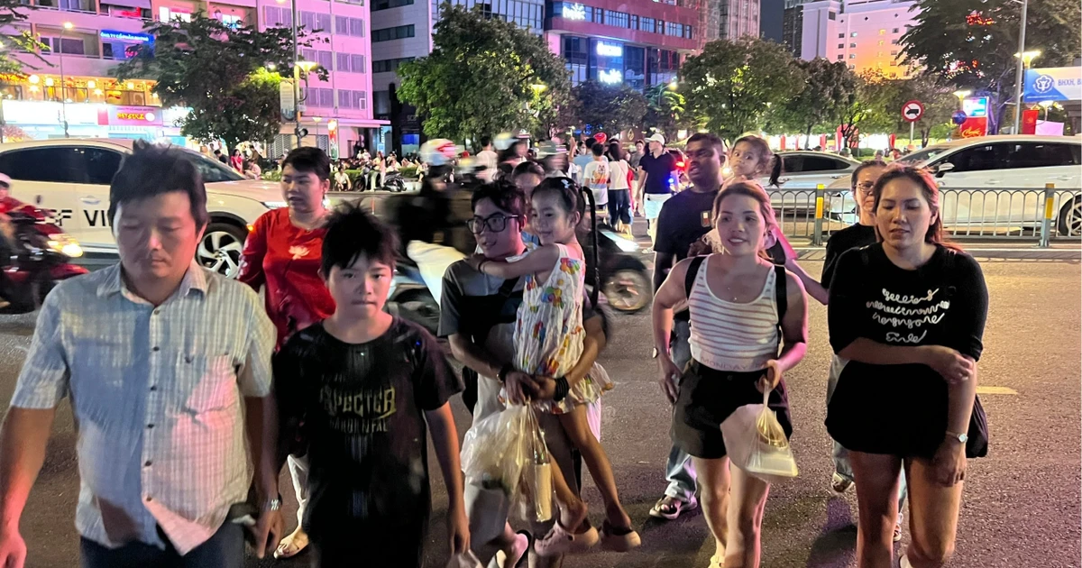 Người dân đổ dồn về trung tâm TPHCM chờ xem pháo hoa