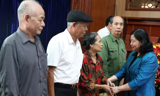 Chủ tịch Ủy ban Trung ương MTTQ tặng quà gia đình chính sách ở Ninh Bình