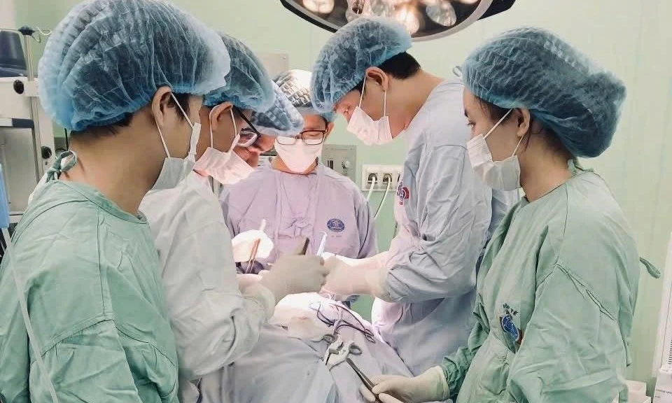 Chủ quan với khối u, người phụ nữ bị biến dạng vùng mặt cổ