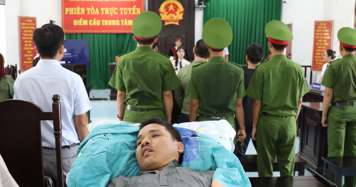 Nạn nhân vụ 'bị đánh đến thân tàn ma dại’ ở Đắk Lắk nằm trên cáng dự toà
