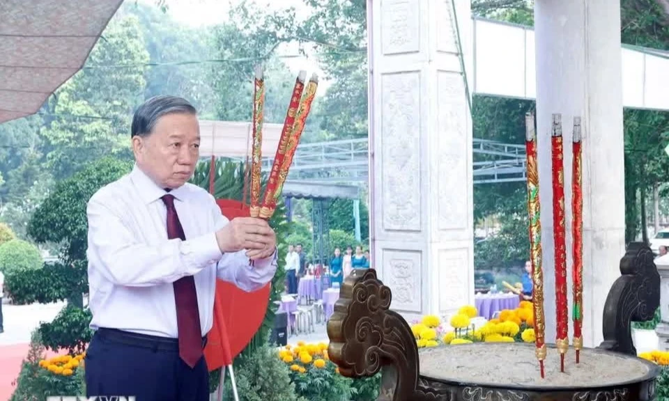Tổng Bí thư, Chủ tịch nước dâng hương tưởng niệm các Anh hùng liệt sỹ ở Tây Ninh