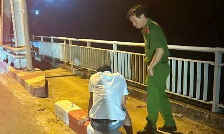 Lý do nam thanh niên 'quay đầu', bỏ ý định nhảy cầu tự tử