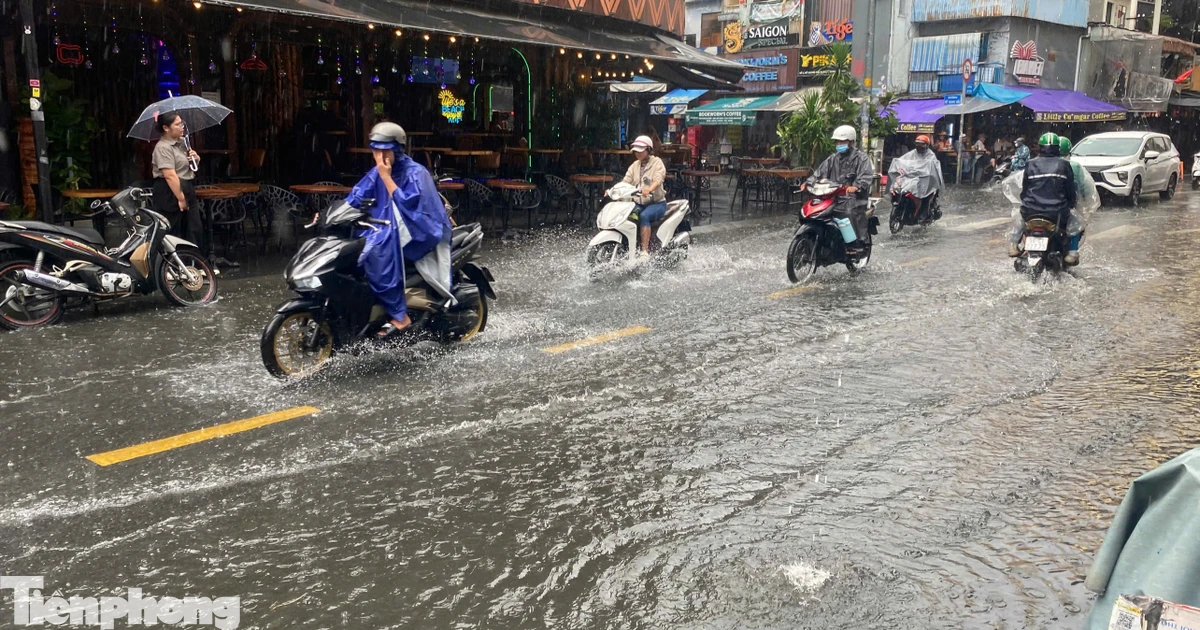 Mưa 'vàng' giải nhiệt gây ngập trên phố đi bộ ở trung tâm TPHCM