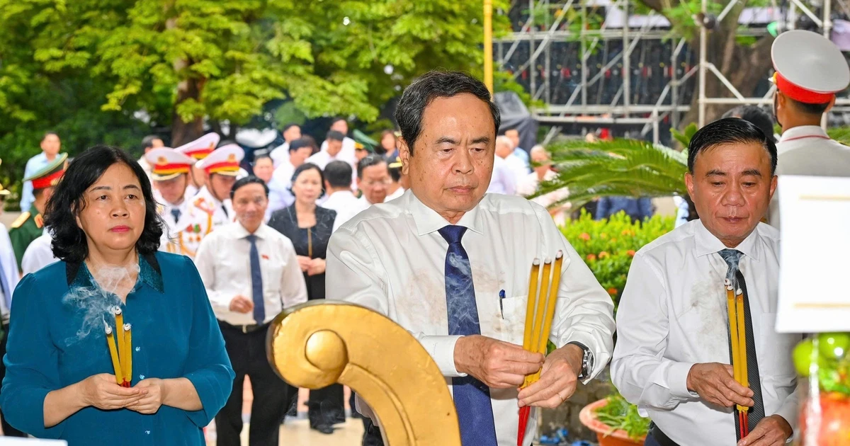 Chủ tịch Quốc hội dâng hương tưởng niệm các Anh hùng liệt sĩ và dự cầu truyền hình tại Công viên Lê Thị Riêng
