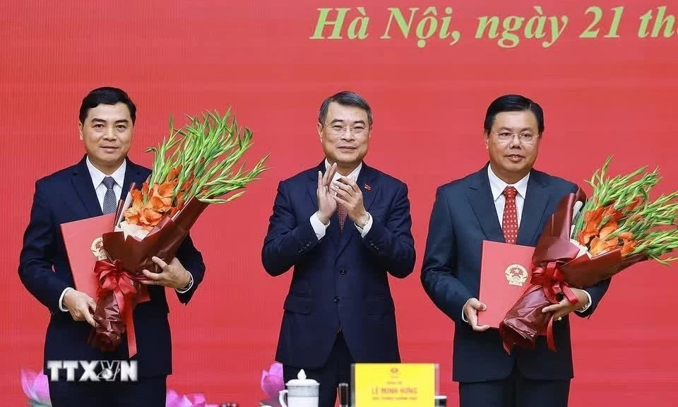 Thủ tướng trao quyết định về công tác cán bộ tại Bộ Nội vụ, Bộ Dân tộc và Tôn giáo
