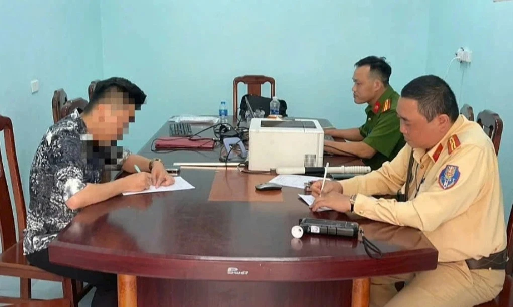 Thanh niên 'đánh võng' ô tô trên đường bị phạt 45 triệu đồng, tước bằng lái 11 tháng