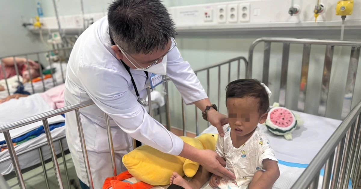 Hoàn cảnh đáng thương của bé trai 2 tuổi bị mẹ và người tình bạo hành tàn nhẫn