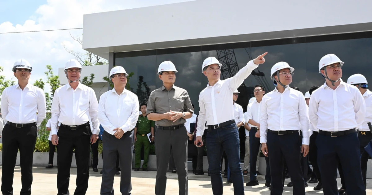 Bí thư Thành ủy TPHCM kiểm tra tiến độ hai dự án trọng điểm ở Thủ Thiêm