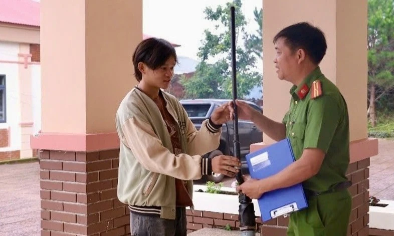 Người dân 5 xã biên giới Lâm Đồng tự nguyện giao nộp 155 khẩu súng và hơn 2300 viên đạn