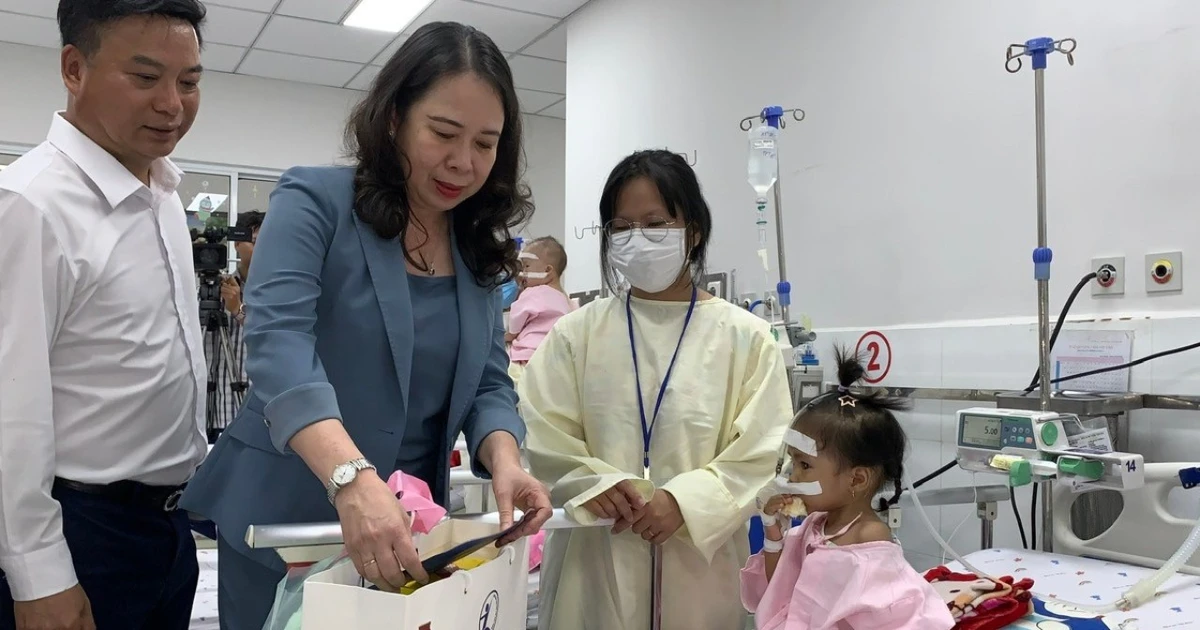 Phó Chủ tịch nước mang Tết sớm đến với thiếu nhi đang giành giật sự sống ở TPHCM