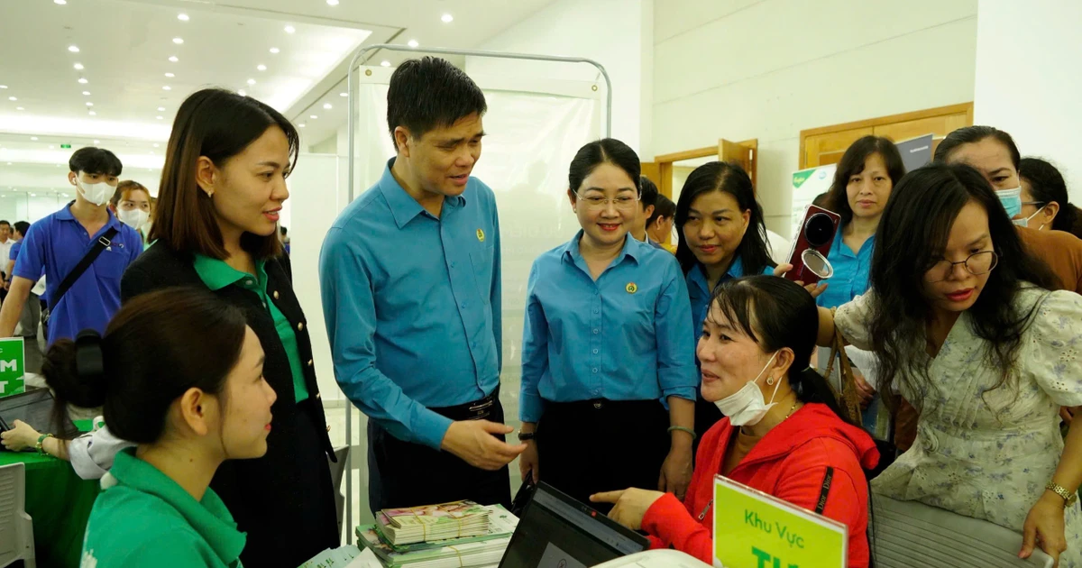 Hơn 2.000 công nhân TPHCM được khám bệnh, tư vấn pháp luật miễn phí