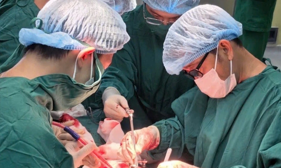 Đứt động mạch cổ, thanh niên may mắn thoát chết