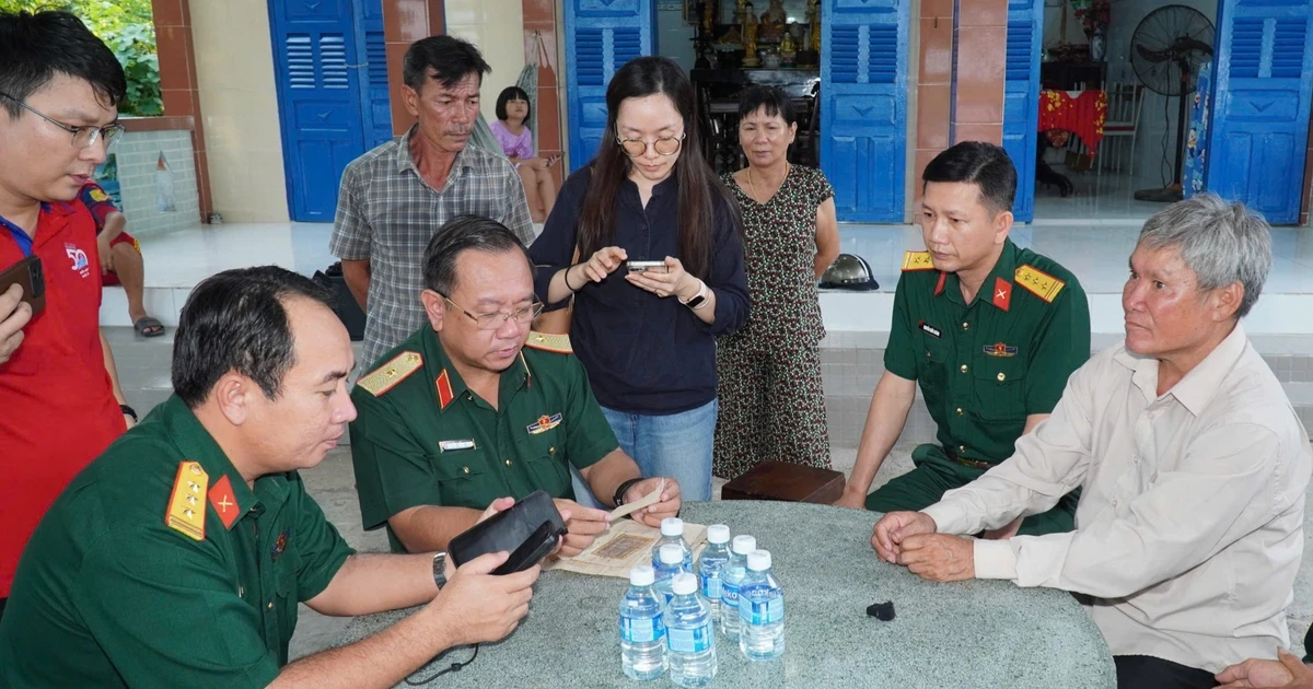 Cuộc gặp xúc động giữa Chính ủy Bộ Tư lệnh TPHCM và gia đình liệt sĩ Huỳnh Văn Quên